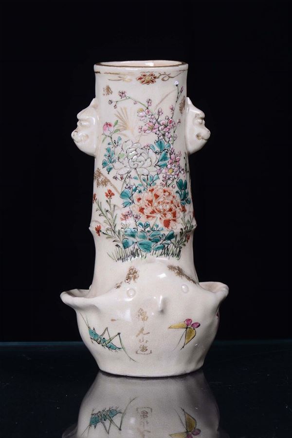 Vasetto in porcellana policroma decorato a motivo floreale, Cina XX secolo