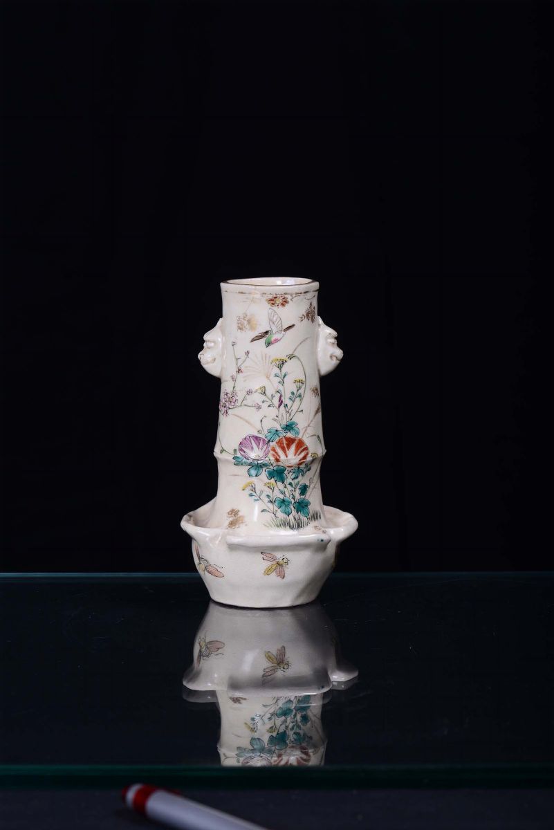 Vasetto in Porcellana Policroma Decorato a Motivo Floreale, Cina XX Secolo