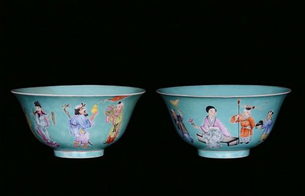 Coppia di ciotole in porcellana turchese decorate con personaggi in policromia, Cina Dinastia Qing, XX secolo