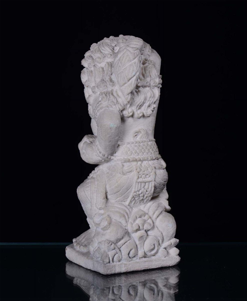 Stele in Pietra Chiara Scolpita