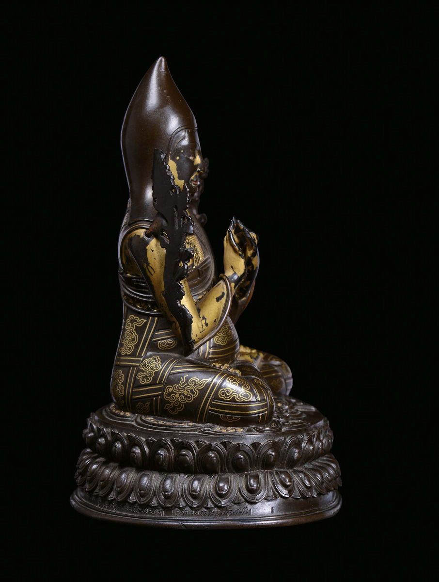 Rara e Fine Scultura in Bronzo Parzialmente Dorato Ad Intarsi in Oro Raffigurante Tsong-khapa, Di...