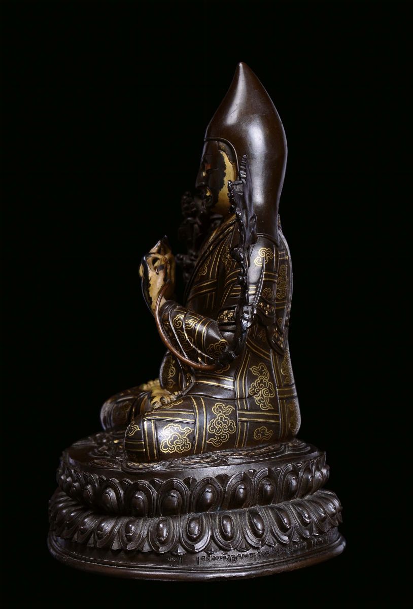 Rara e Fine Scultura in Bronzo Parzialmente Dorato Ad Intarsi in Oro Raffigurante Tsong-khapa, Di...