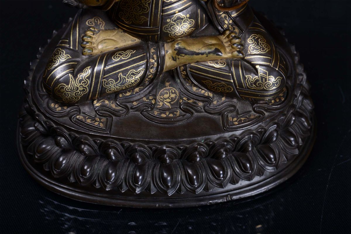 Rara e Fine Scultura in Bronzo Parzialmente Dorato Ad Intarsi in Oro Raffigurante Tsong-khapa, Di...