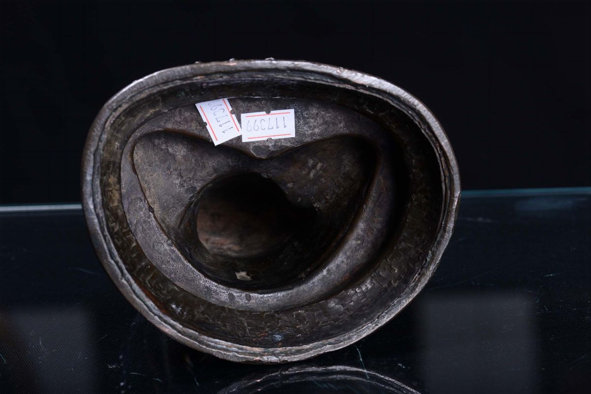 Rara e Fine Scultura in Bronzo Parzialmente Dorato Ad Intarsi in Oro Raffigurante Tsong-khapa, Di...