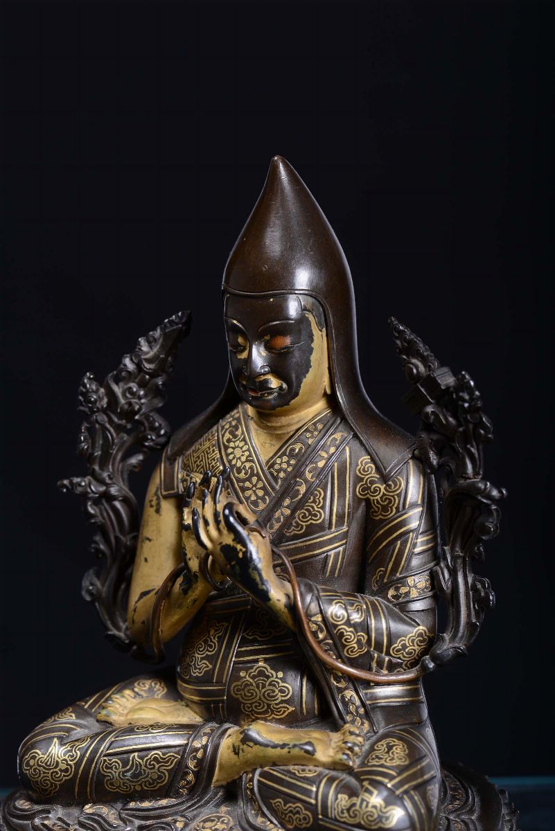 Rara e Fine Scultura in Bronzo Parzialmente Dorato Ad Intarsi in Oro Raffigurante Tsong-khapa, Di...