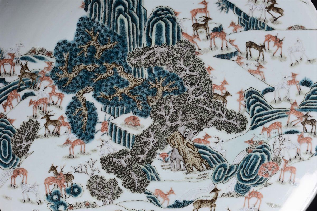 Grande Piatto in Porcellana Cento Cervi con i Colori della Famiglia Verde, Cina, Dinastia Qing, P...