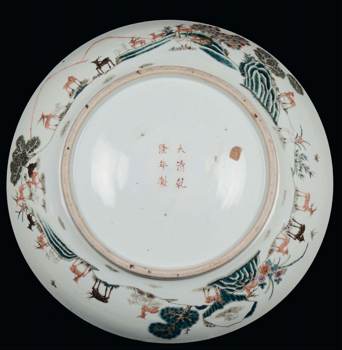 Grande Piatto in Porcellana Cento Cervi con i Colori della Famiglia Verde, Cina, Dinastia Qing, P...