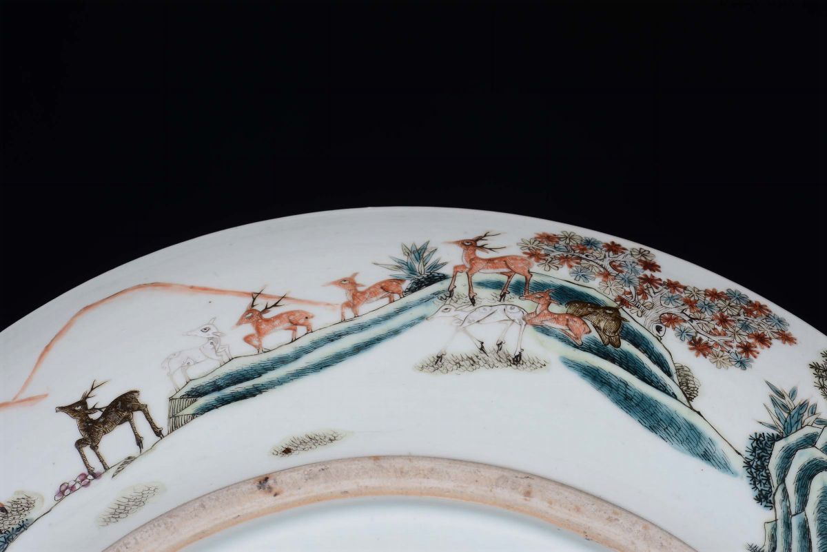 Grande Piatto in Porcellana Cento Cervi con i Colori della Famiglia Verde, Cina, Dinastia Qing, P...