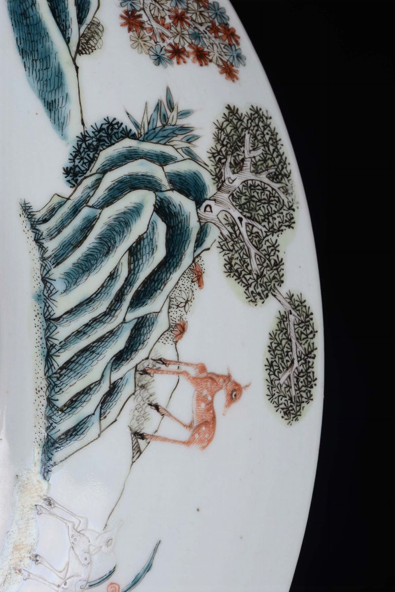 Grande Piatto in Porcellana Cento Cervi con i Colori della Famiglia Verde, Cina, Dinastia Qing, P...
