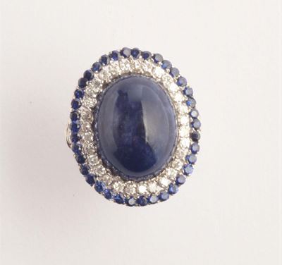 Anello con Lapislazzulo Cabochon con Diamanti e Zaffiri a Contorno