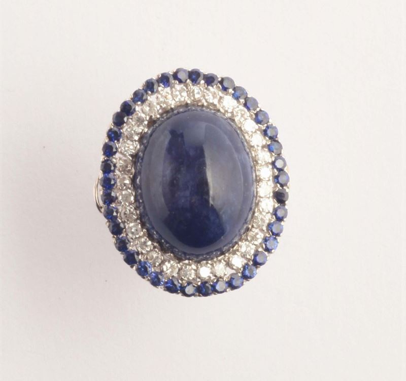 A cabochon lapis lazuli, diamond and shappire cluster ring  - Auction Silver, Ancient and Contemporary Jewels - Cambi Casa d'Aste