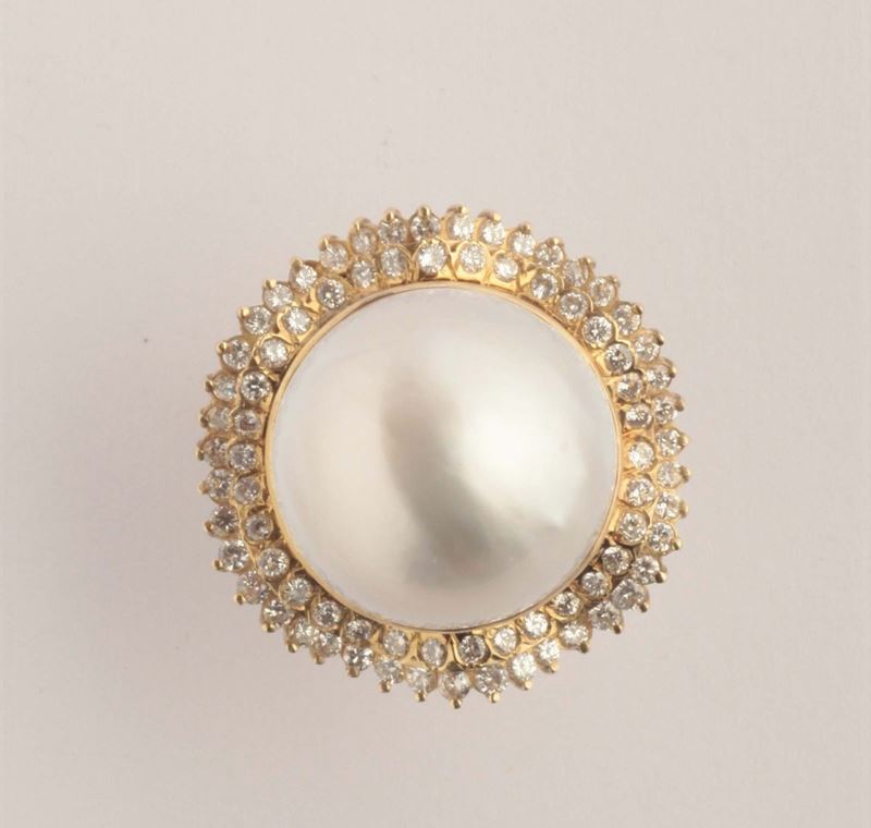 A mabé pearl and diamond cluster ring  - Auction Silver, Ancient and Contemporary Jewels - Cambi Casa d'Aste