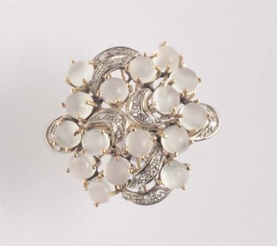 Anello con Claire De Lune Cabochon e Diamanti