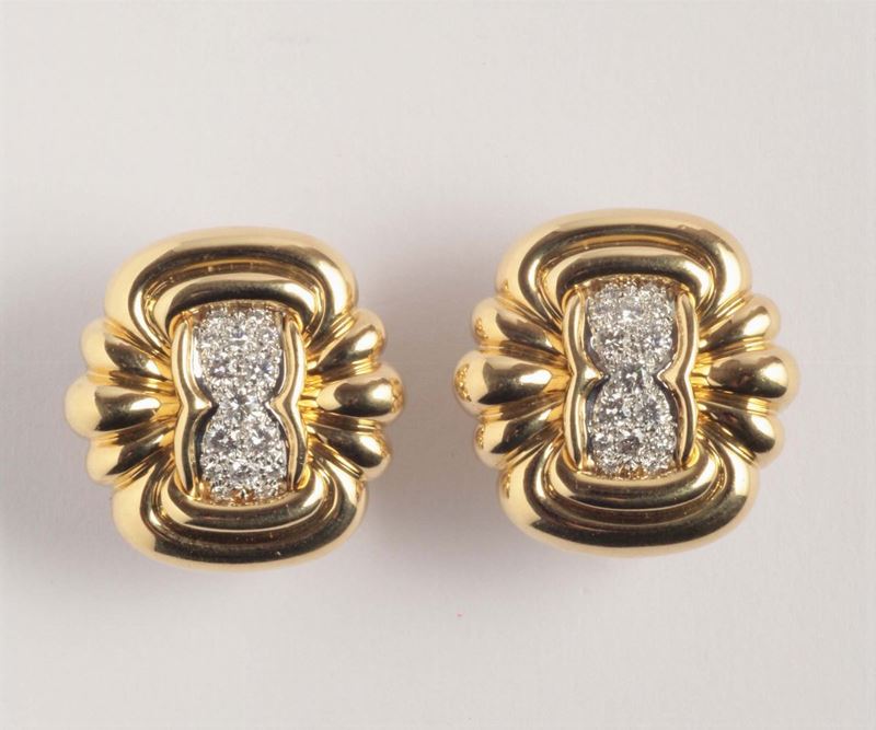 A pair of diamond pavé and gold earrings  - Auction Silver, Ancient and Contemporary Jewels - Cambi Casa d'Aste