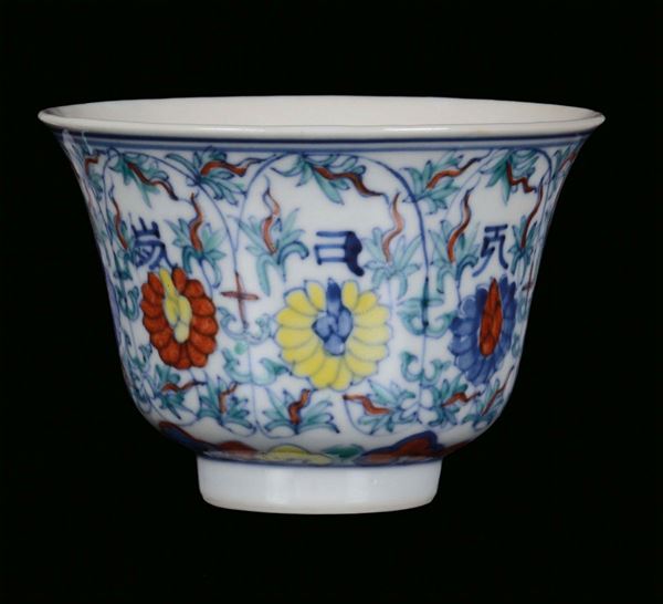 Coppetta in porcellana policroma Ducai, Cina, Dinastia Qing, XIX secolo