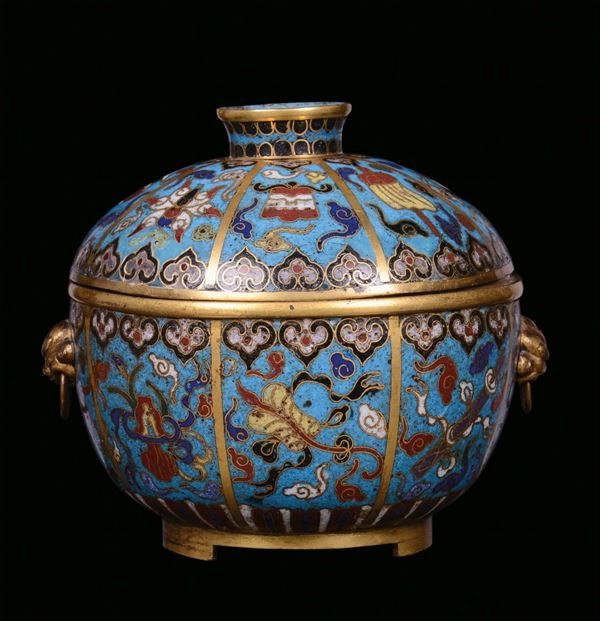 A small tureen with cloisonné cover, China, Qing Dynasty, Qianlong Period (1736-1795)
