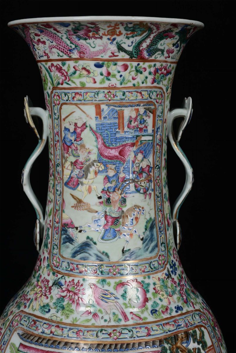 Coppia di Grandi e Rari Vasi Monumentali in Porcellana Policroma, Famiglia Rosa, Cina, Dinastia Q...