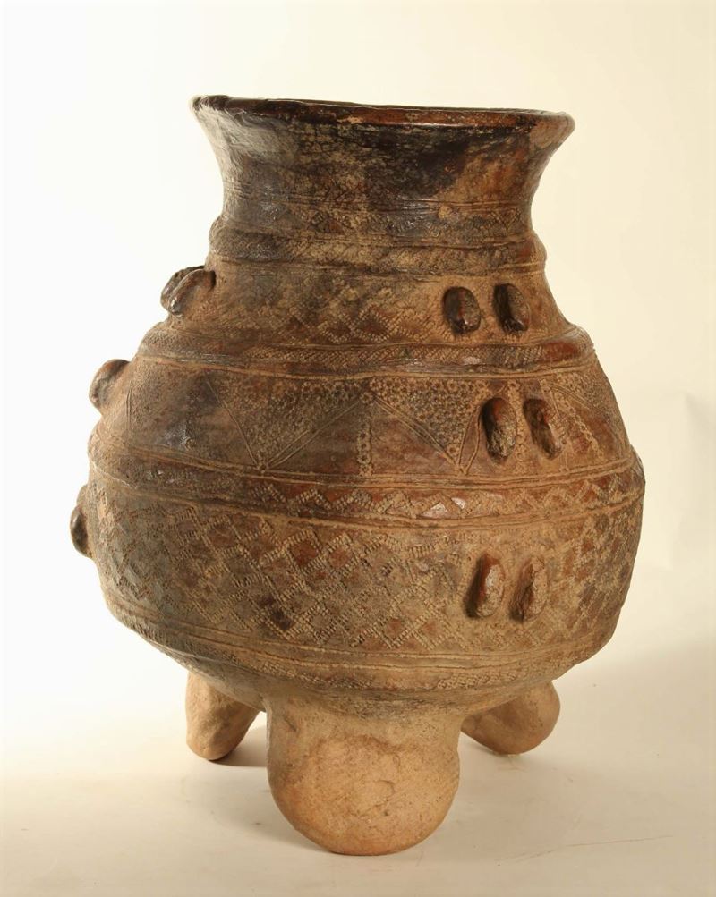 Vaso a tre piedi BOZO (Mali, regione di Mopti)  - Auction African Art - Cambi Casa d'Aste