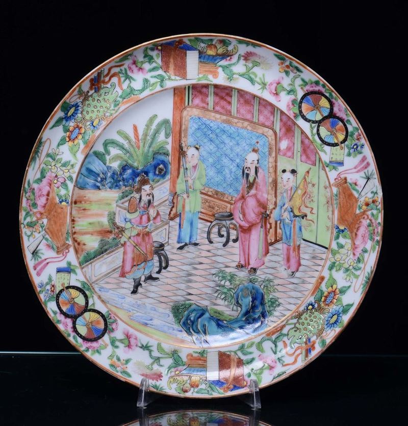 Piatto in porcellana con decoro Canton, Cina, Dinastia Qing, XIX secolo  - Asta Fine Chinese Works of Art - Cambi Casa d'Aste