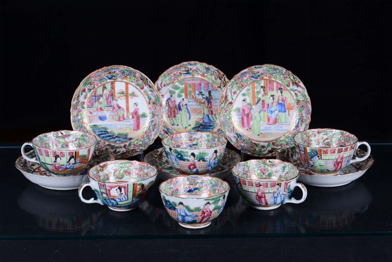 Sei tazze con piattini in porcellana con decoro Canton, Cina, Dinastia Qing, XIX secolo  - Asta Fine Chinese Works of Art - Cambi Casa d'Aste