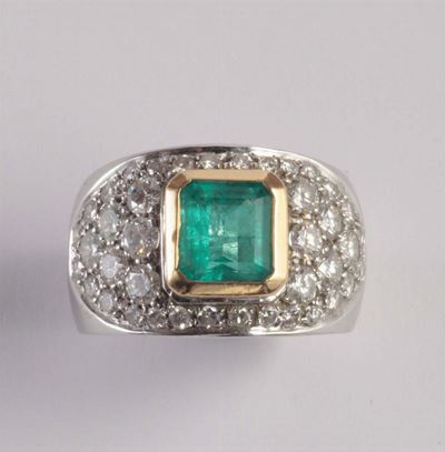 Anello a Fascia con Smeraldo Colombiano e Diamanti a Contorno