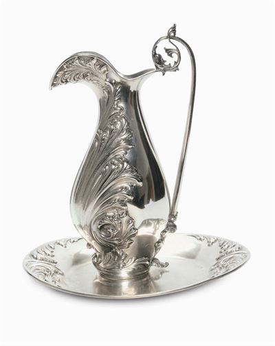 Versatoio e Vassoio in Argento Sbalzato, XX Secolo