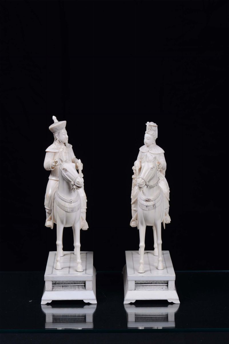 Coppia di Dignitari a Cavallo in Avorio Scolpito, Cina XX Secolo