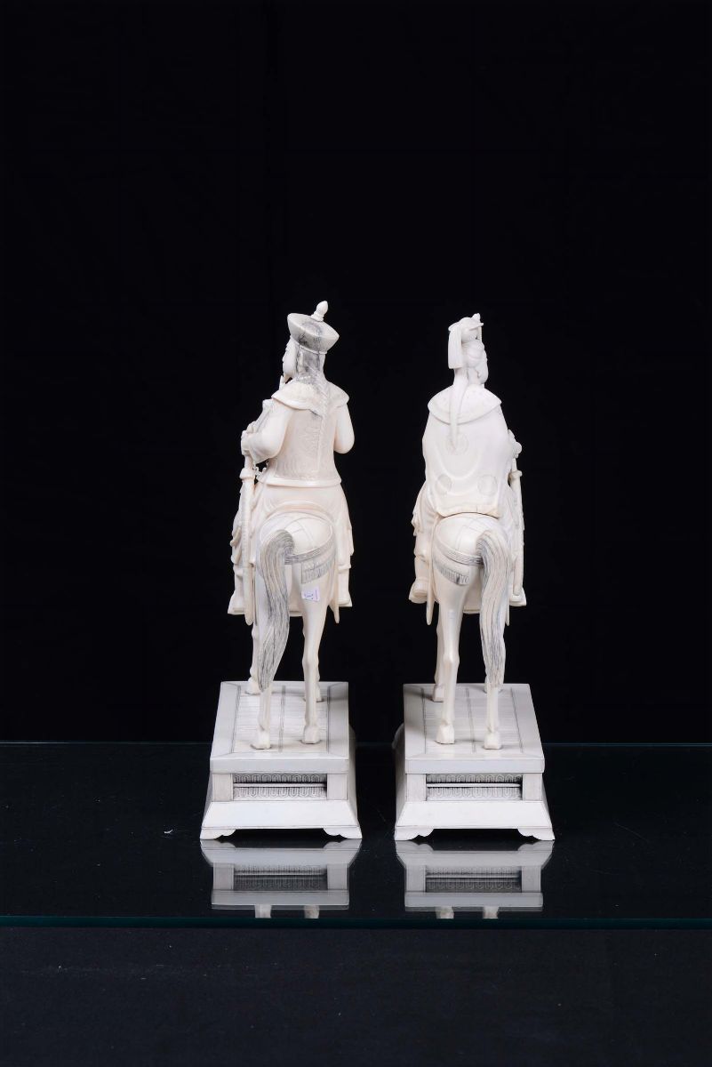 Coppia di Dignitari a Cavallo in Avorio Scolpito, Cina XX Secolo