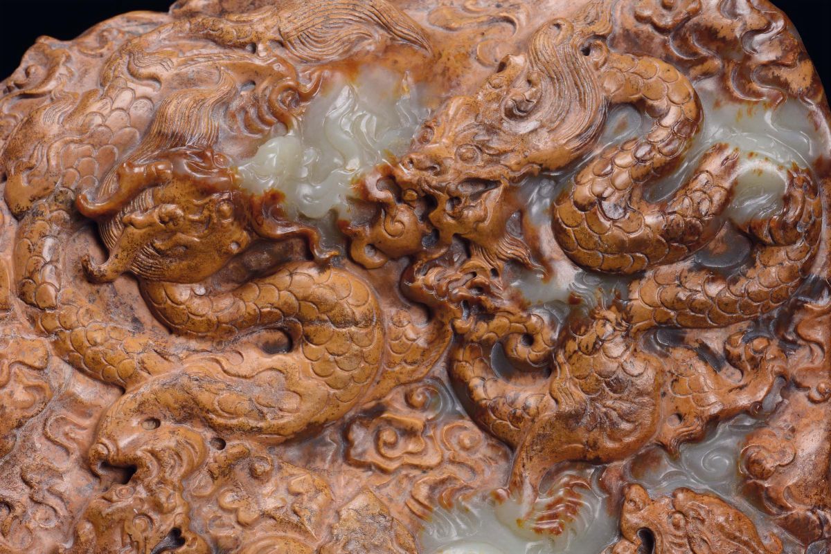 Rara Montagna in Giada Gialla con Superficie Naturale Scolpita con Nuvole e Dragoni, Cina, Dinast...