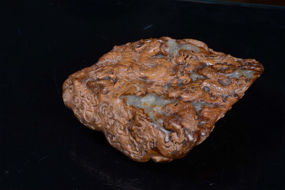 Rara Montagna in Giada Gialla con Superficie Naturale Scolpita con Nuvole e Dragoni, Cina, Dinast...