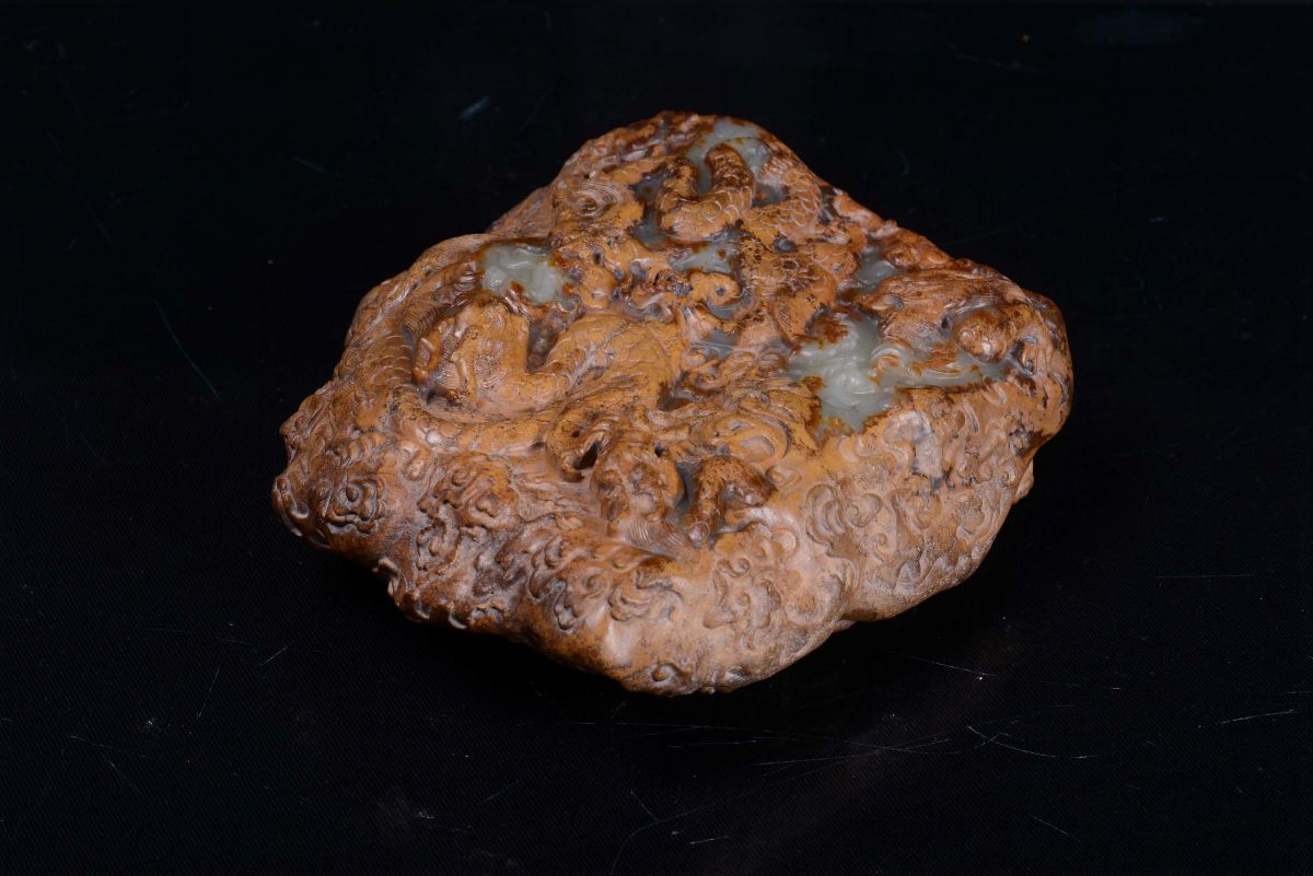 Rara Montagna in Giada Gialla con Superficie Naturale Scolpita con Nuvole e Dragoni, Cina, Dinast...