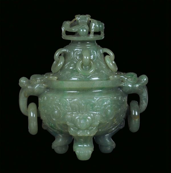 Importante incensiere in giadeite verde finemente inciso, Cina, Dinastia Qing, XIX secolo