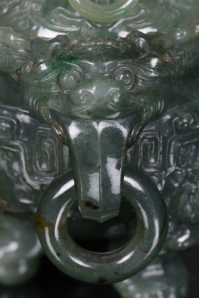 Importante Incensiere in Giadeite Verde Finemente Inciso, Cina, Dinastia Qing, XIX Secolo