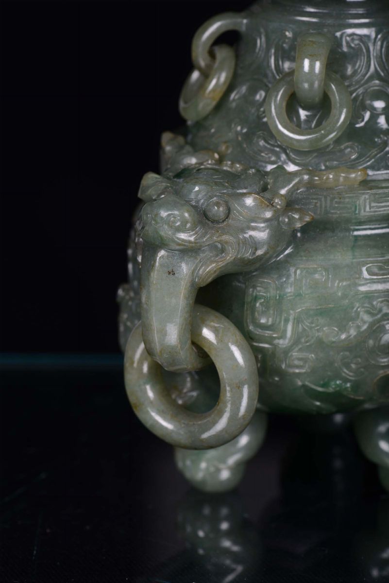 Importante Incensiere in Giadeite Verde Finemente Inciso, Cina, Dinastia Qing, XIX Secolo