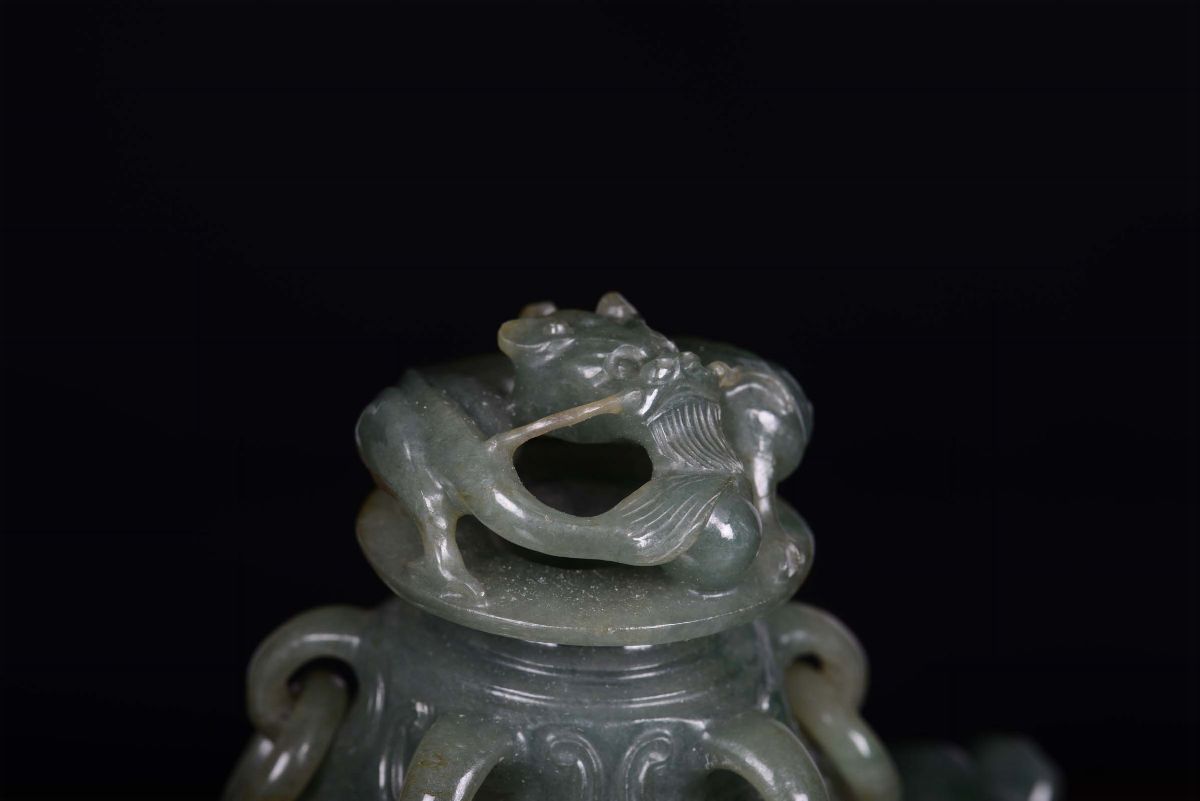Importante Incensiere in Giadeite Verde Finemente Inciso, Cina, Dinastia Qing, XIX Secolo