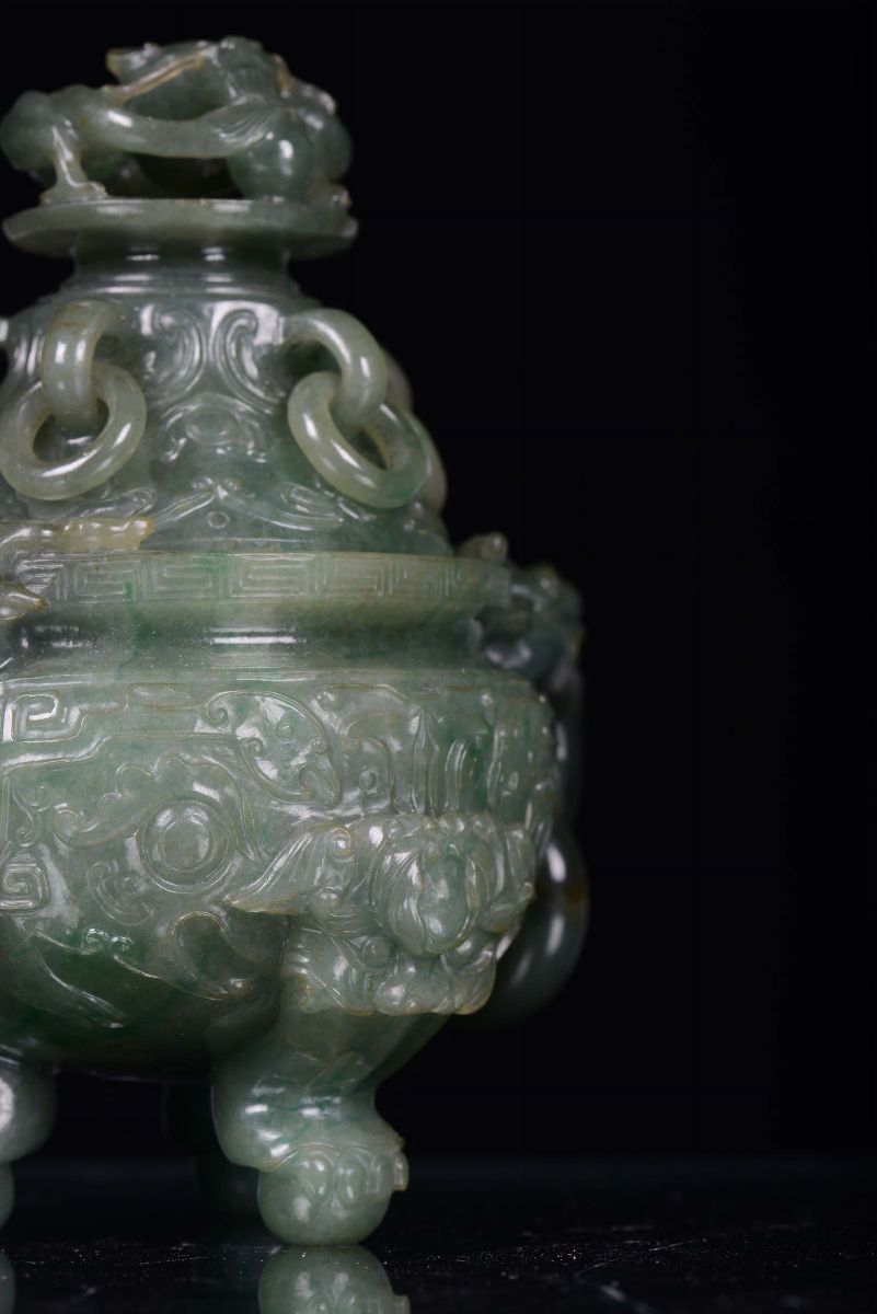 Importante Incensiere in Giadeite Verde Finemente Inciso, Cina, Dinastia Qing, XIX Secolo