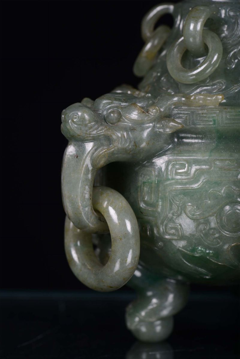 Importante Incensiere in Giadeite Verde Finemente Inciso, Cina, Dinastia Qing, XIX Secolo
