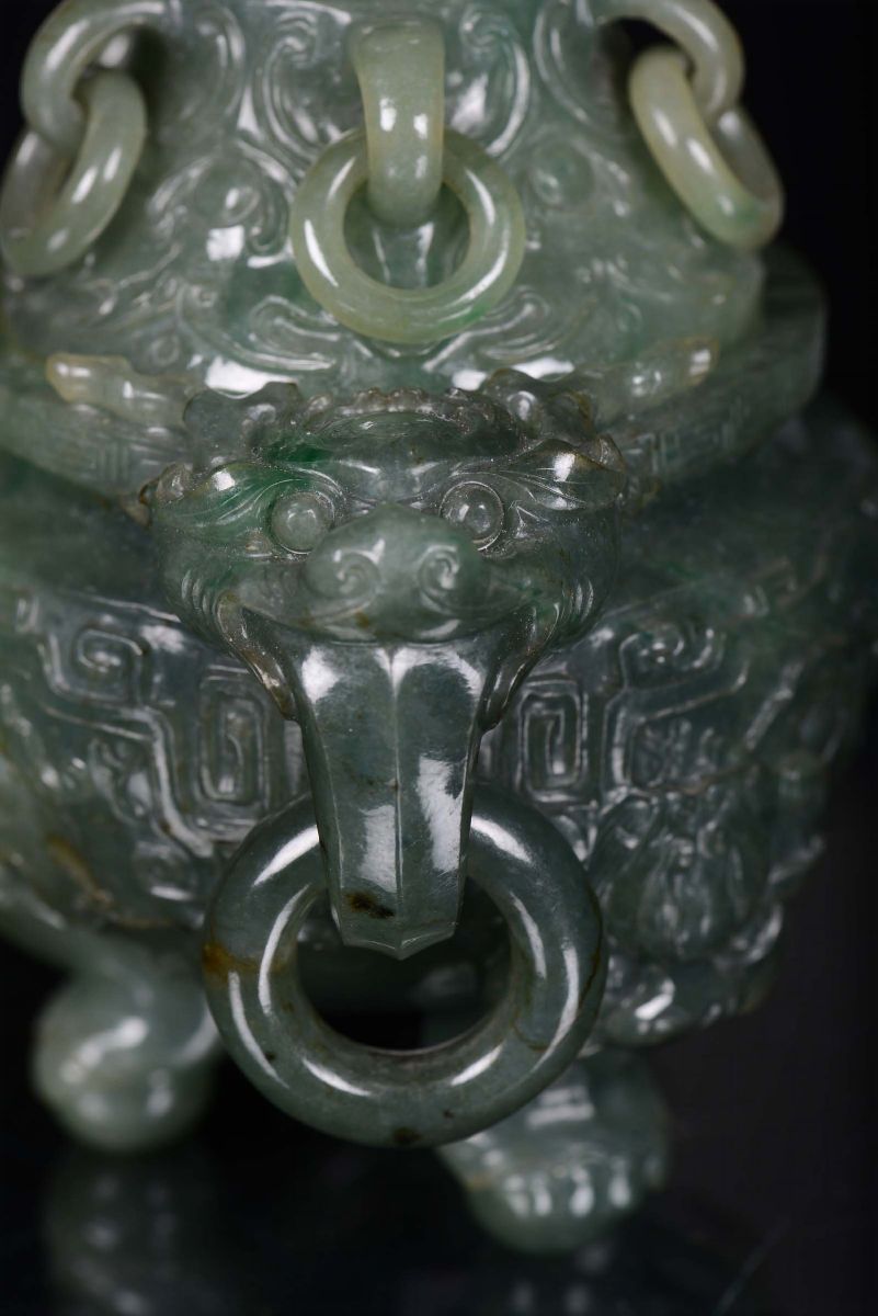 Importante Incensiere in Giadeite Verde Finemente Inciso, Cina, Dinastia Qing, XIX Secolo