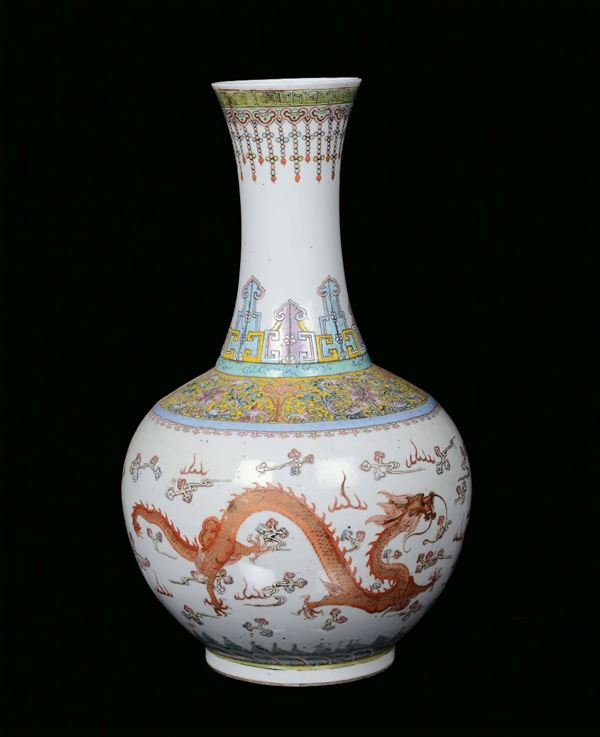Fiasca in porcellana policroma con dragone, Cina, Dinastia Qing, fine del XIX secolo