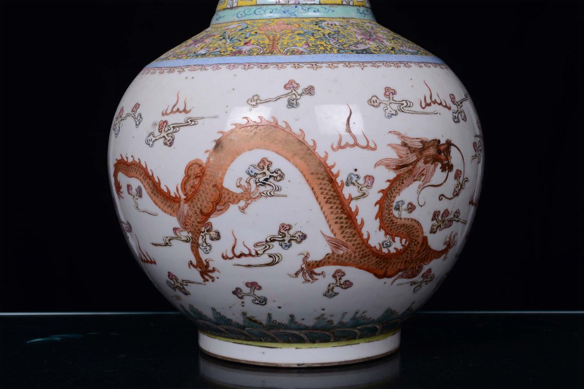 Fiasca in Porcellana Policroma con Dragone, Cina, Dinastia Qing, Fine del XIX Secolo