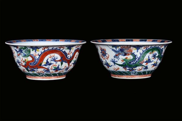 A pair of large Famille Verte porcelain bowls with dragons, China, Qing Dynasty, 19th century