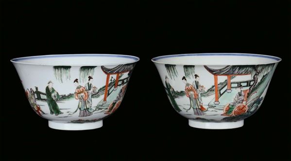 A pair of polychrome porcelain bowls with figures, China, Qing Dynasty, 19th century
