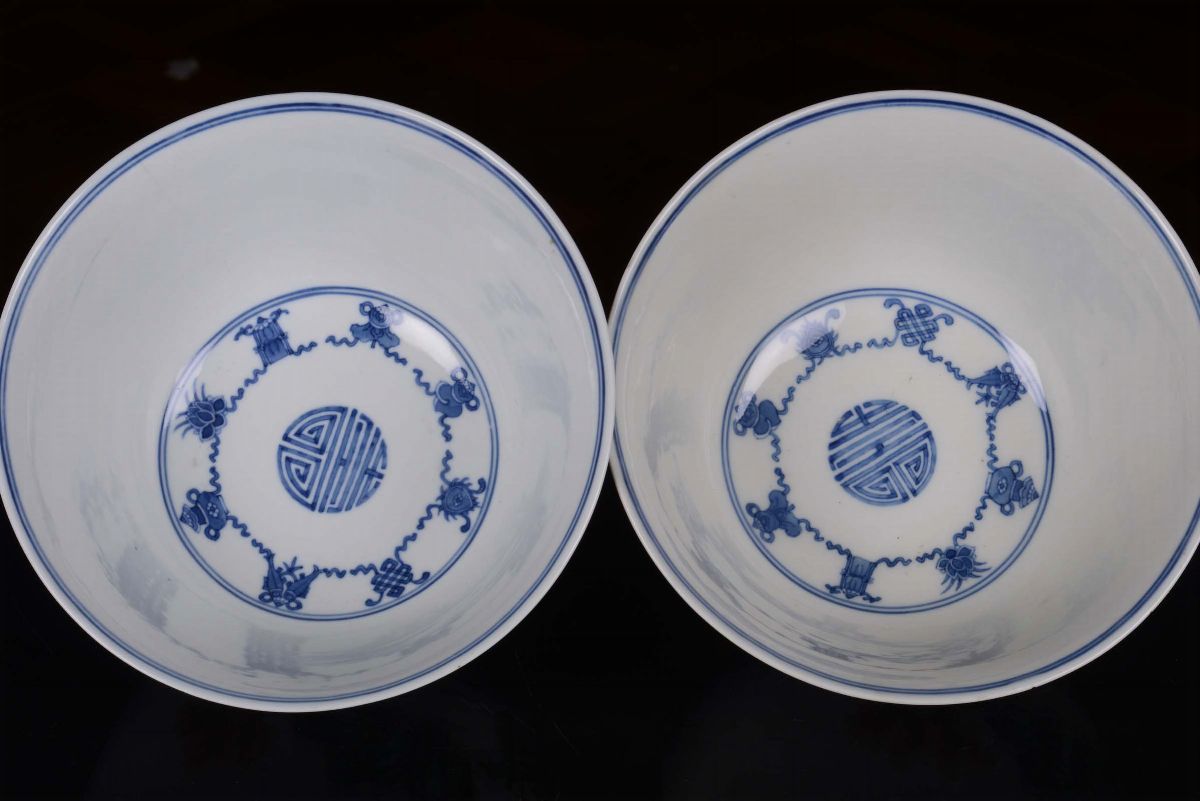 Coppia di Ciotole in Porcellana Policroma con Figure, Cina, Dinastia Qing, XIX Secolo