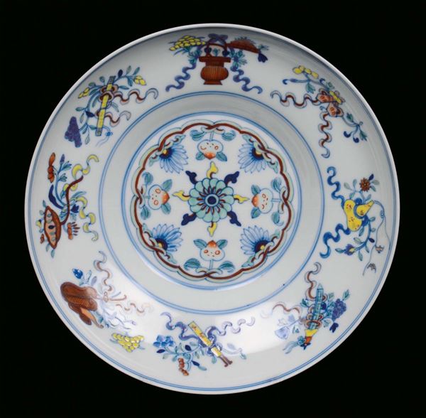 Piatto in porcellana policroma con simboli taoisti, Cina, Dinastia Qing, Periodo Guangxu ( 1875-1908)