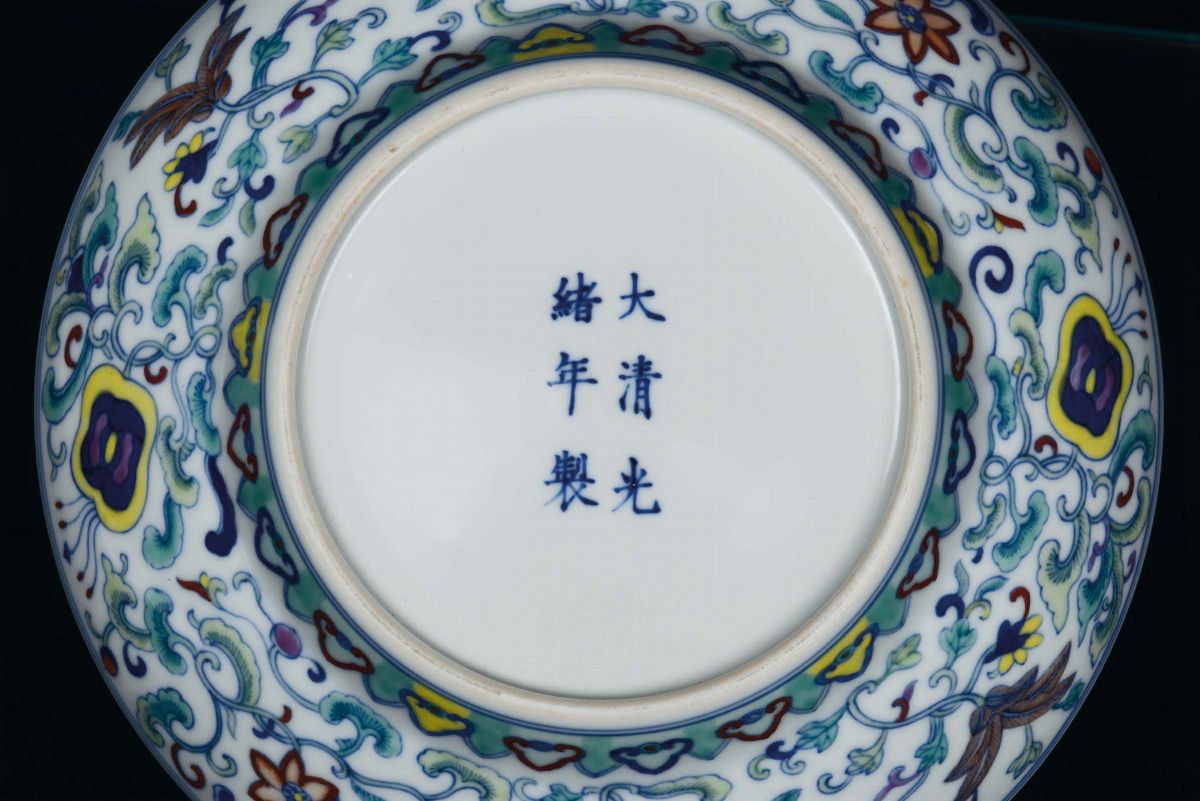 Piatto in Porcellana Policroma con Simboli Taoisti, Cina, Dinastia Qing, Periodo Guangxu ( 1875-1...