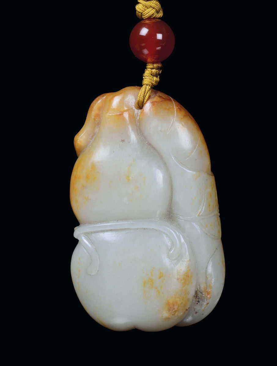 Piccolo Pendente in Giada e Russet a Forma di Zucca, Cina, Dinastia Qing, XVIII Secolo