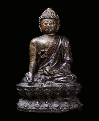 Buddha in Bronzo Brunito con Tracce di Cromie e Dorature a Freddo, Cina, Dinastia Ming, XVII Seco...