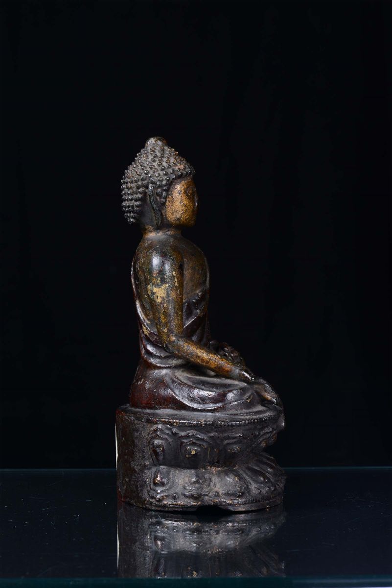 Buddha in Bronzo Brunito con Tracce di Cromie e Dorature a Freddo, Cina, Dinastia Ming, XVII Seco...