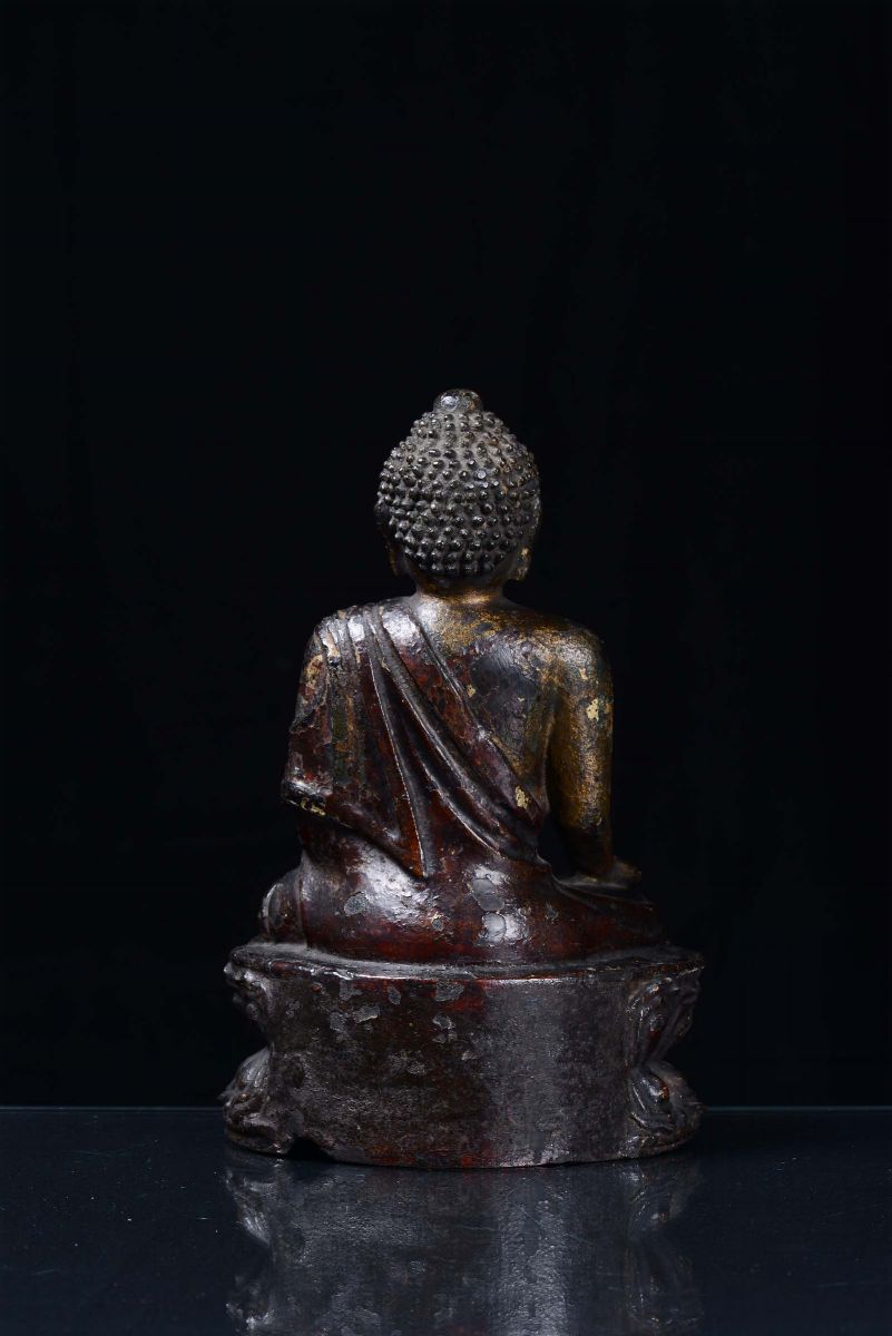 Buddha in Bronzo Brunito con Tracce di Cromie e Dorature a Freddo, Cina, Dinastia Ming, XVII Seco...