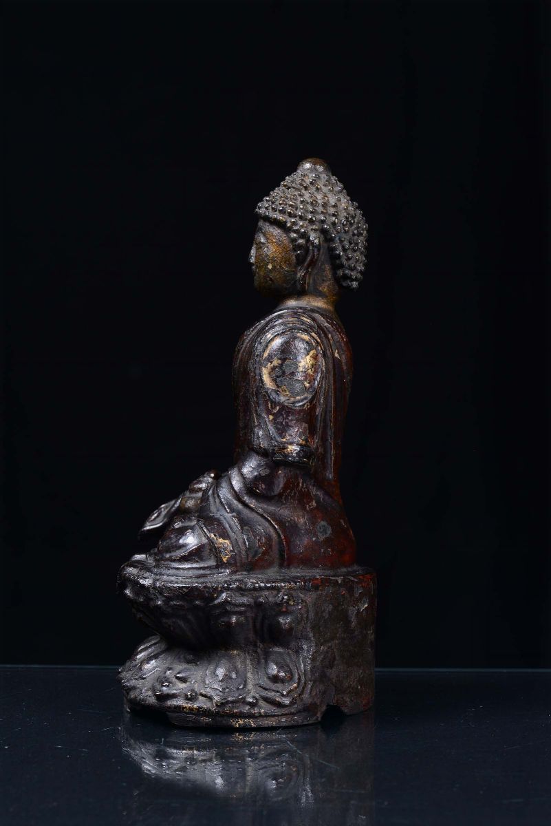 Buddha in Bronzo Brunito con Tracce di Cromie e Dorature a Freddo, Cina, Dinastia Ming, XVII Seco...